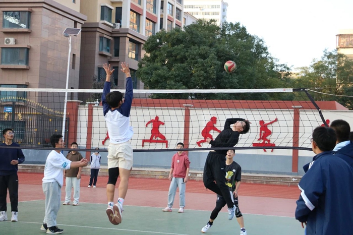 在激烈的联 在激烈的联